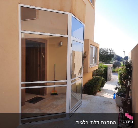 דלת אלומיניום עם מסגרת זכוכית בחזית בניין